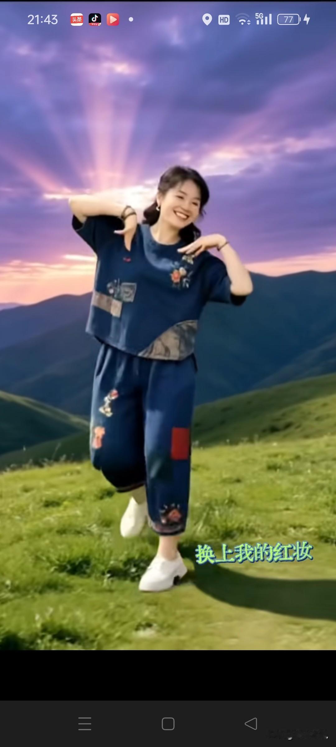 当风景美如画时，人仿佛也成了画中的点缀。就像上次我去桂林，那连绵的山峦倒映在碧绿