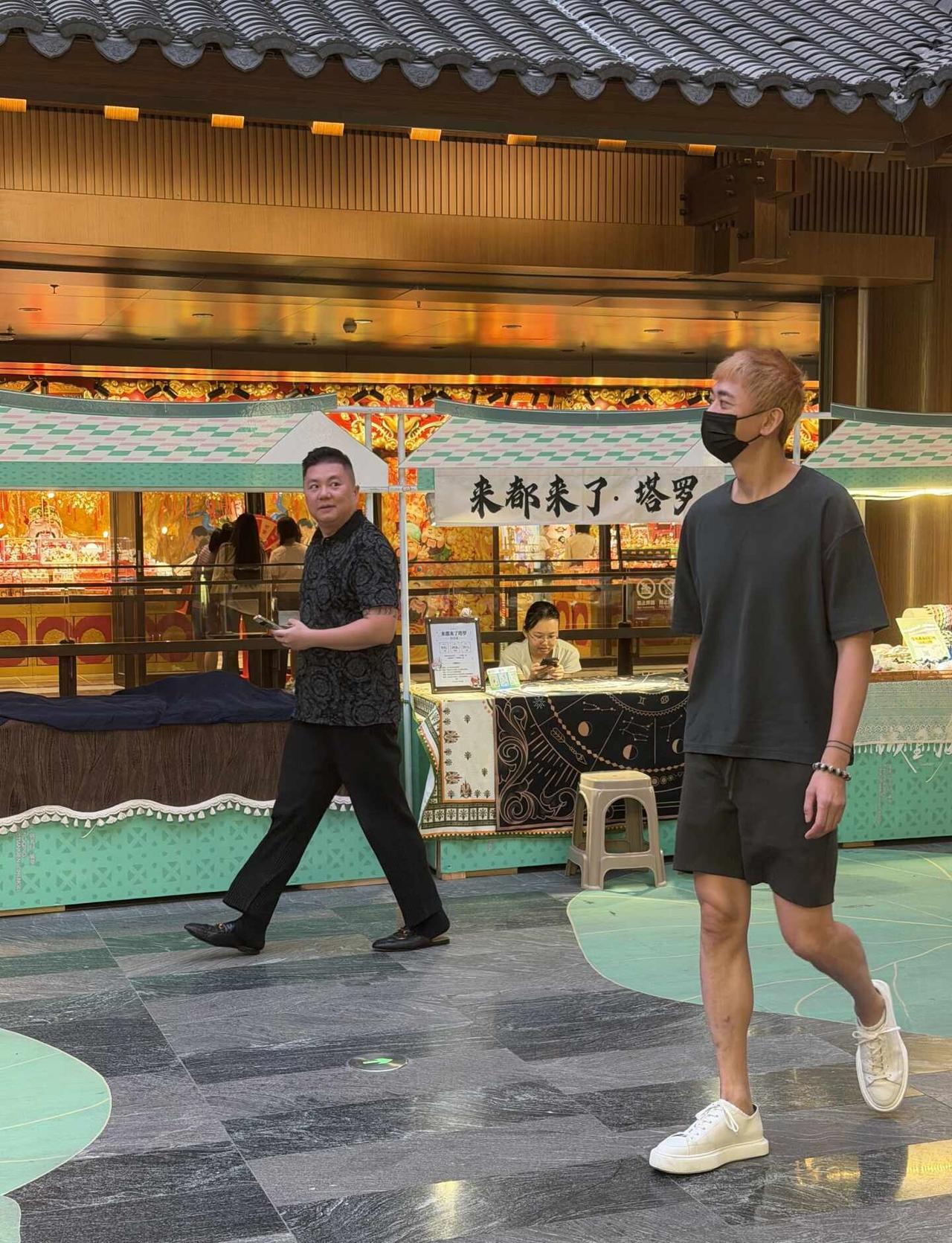 见到信本人了！城里今日含“星”量达标
全重庆都在偶遇的信！！！！
今天在大旗茶馆