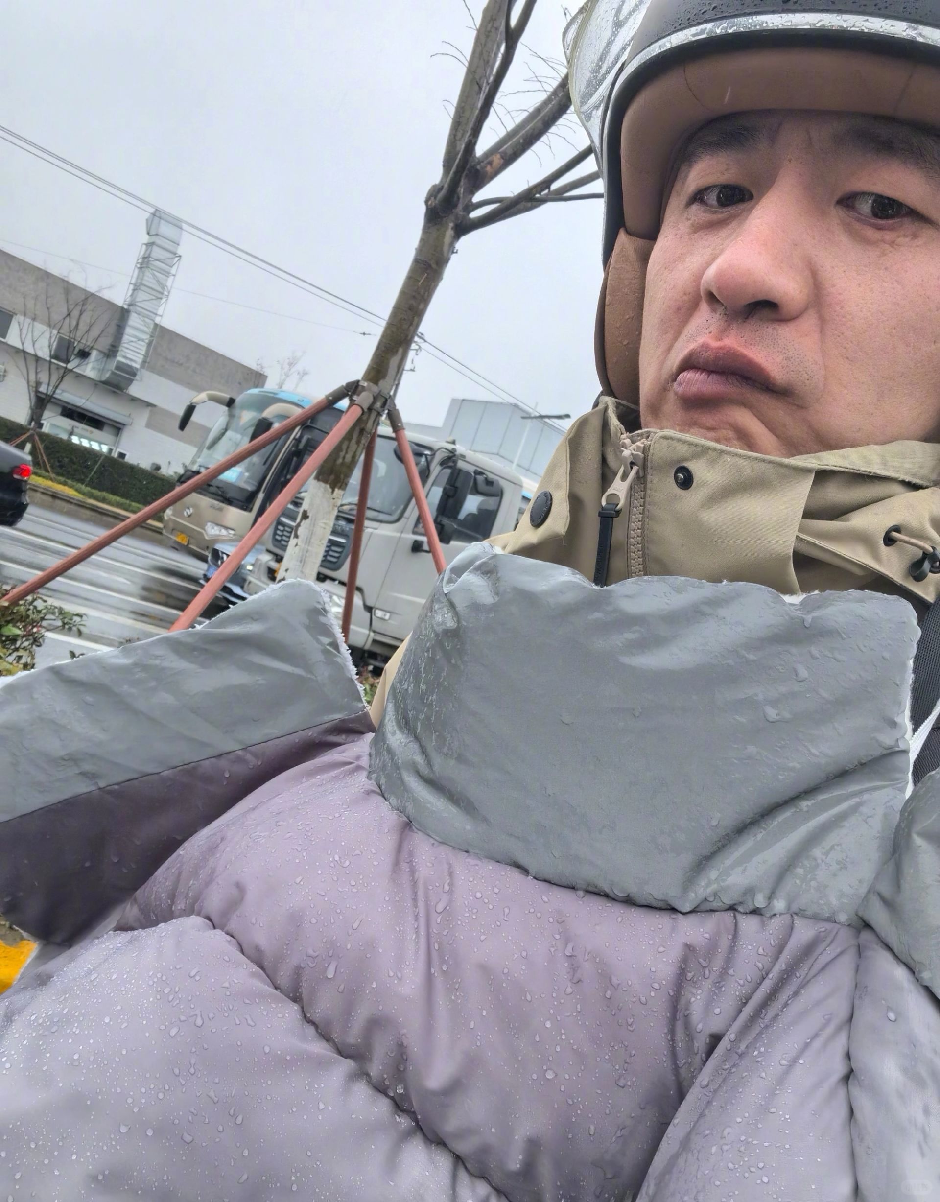 佩服张雪峰，苏州下雪嘎嘎冷，还骑电动出行