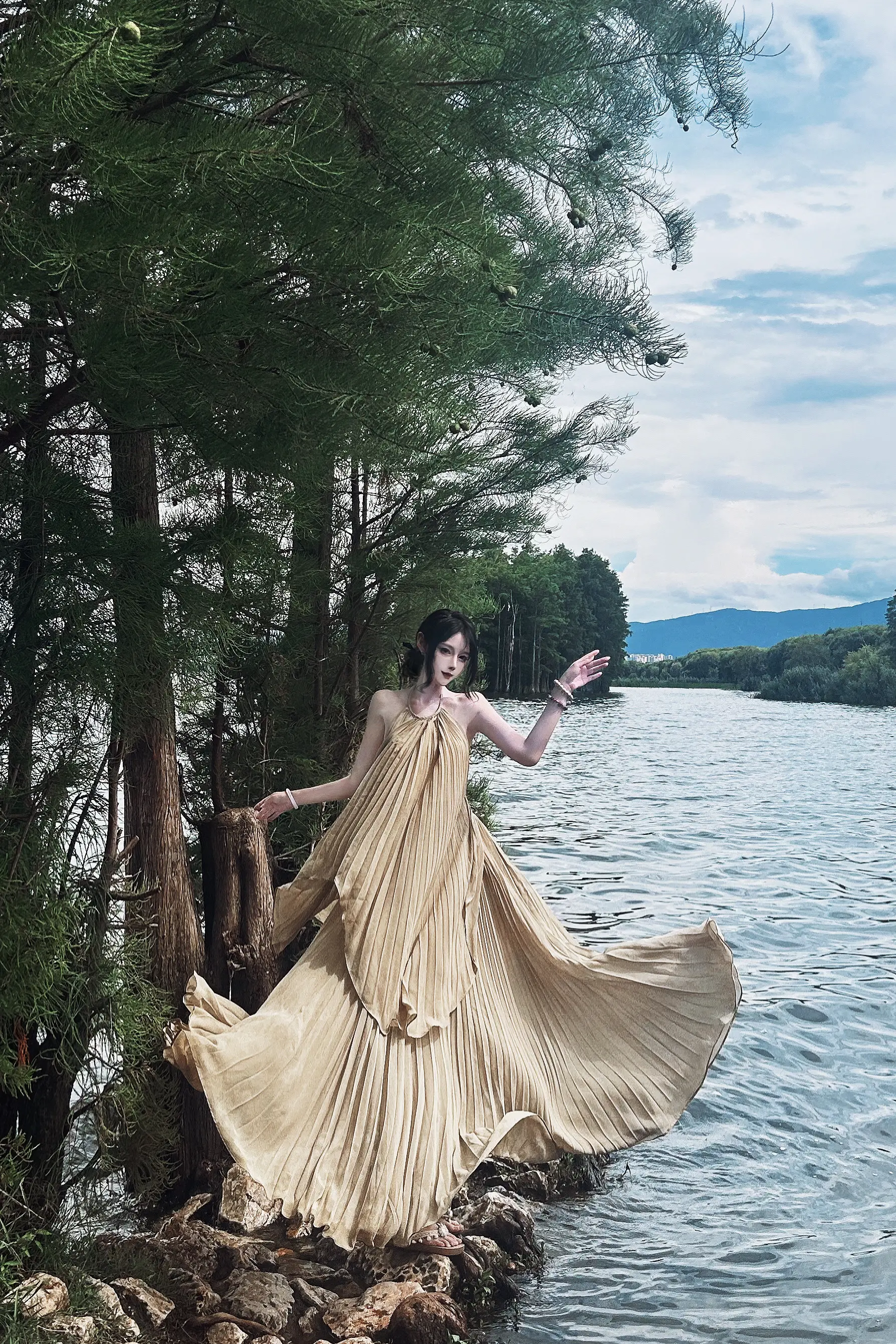 江畔何人初见月，江月何年初照人