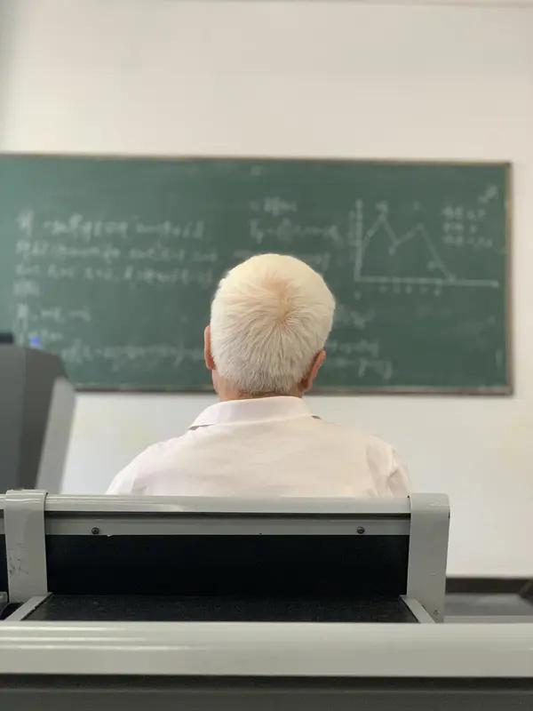 银龄退休教师发挥余热，是节省经费，还是和大学生争夺岗位？
本来大学生就业难，但现