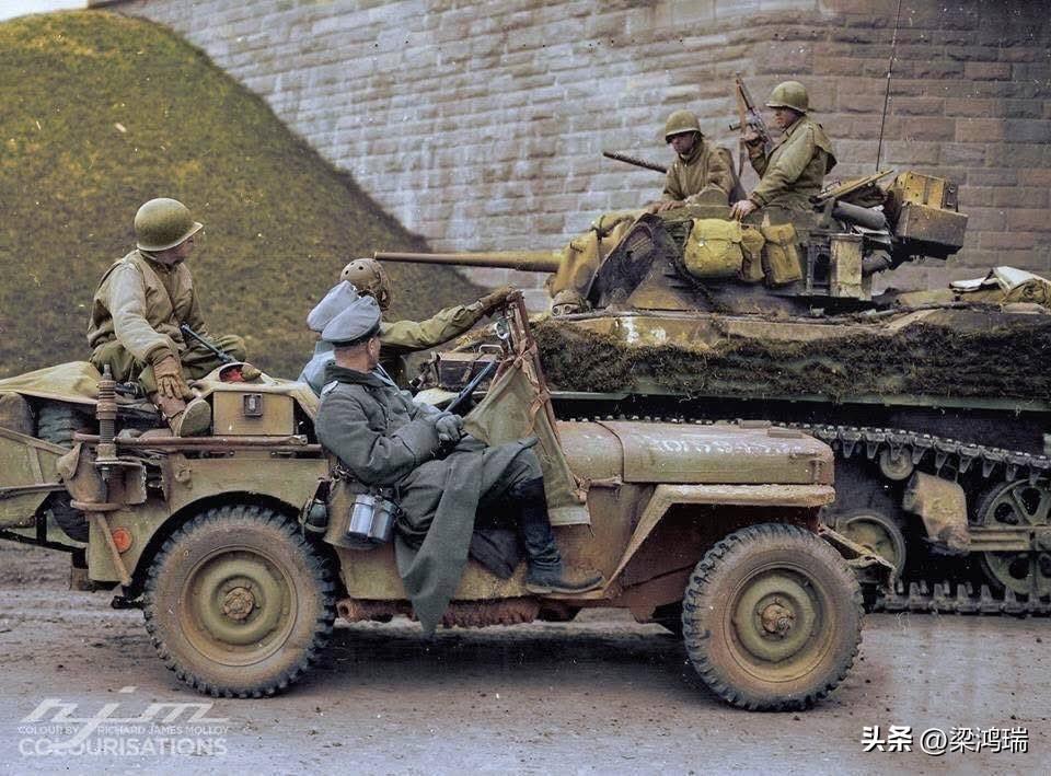 1945年3月31日
在德国赫斯菲尔德投降期间，两名德国高级军官乘坐美国陆军第4