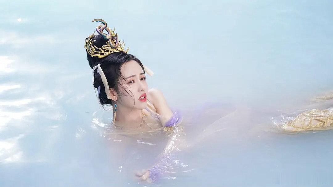 白鹿正式告别欢娱，十年剧作盘点👇欢娱出品：2017年《大王不容易》妲喜2018