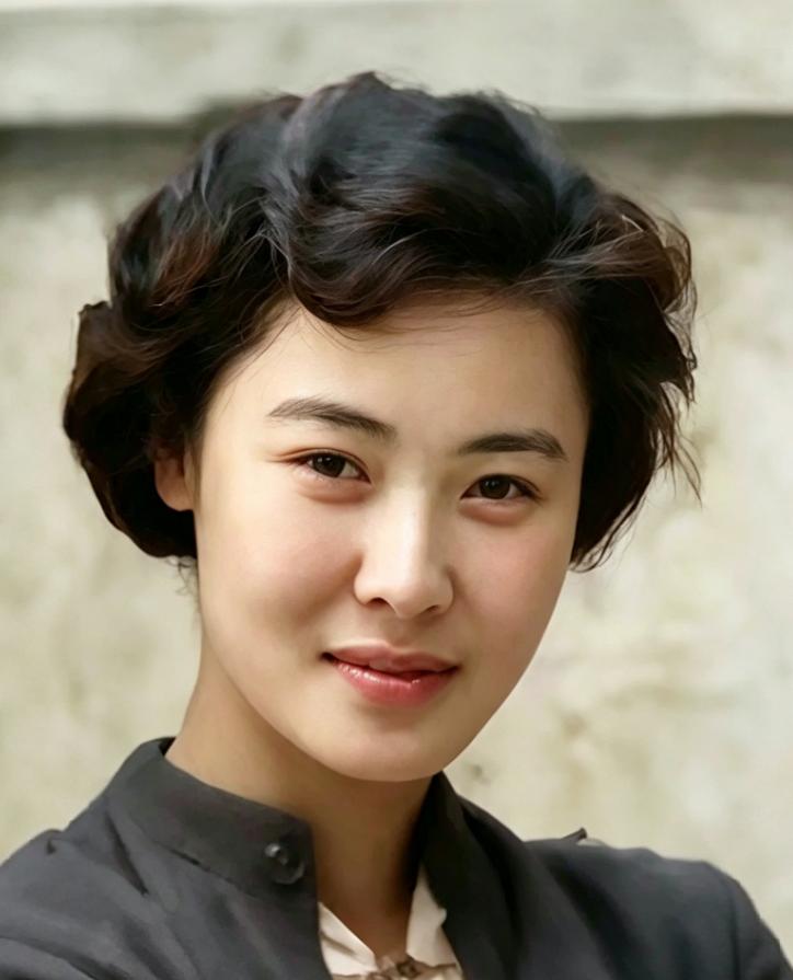 这是1954年，24岁的郭兰英参加第一届全国人民代表大会时留影。画面之中的郭兰英