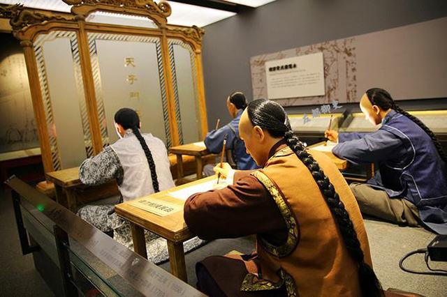 没有考上举人，其他理由都是扯犊子，根子还是八股文不到家。
乡试阶段相对比透明，考