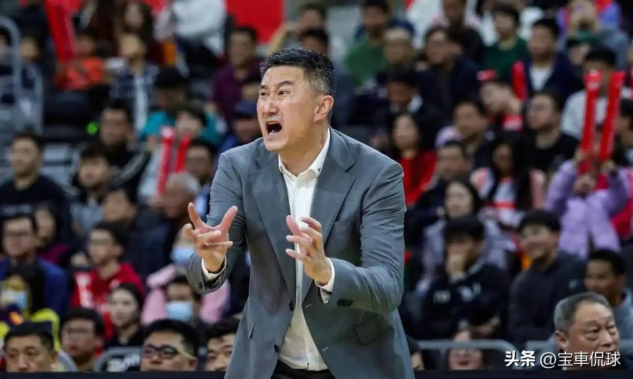 杜峰该不该辞职？这几天这个问题已经成了网上篮球迷的热议话题，不单单是广东球迷，其