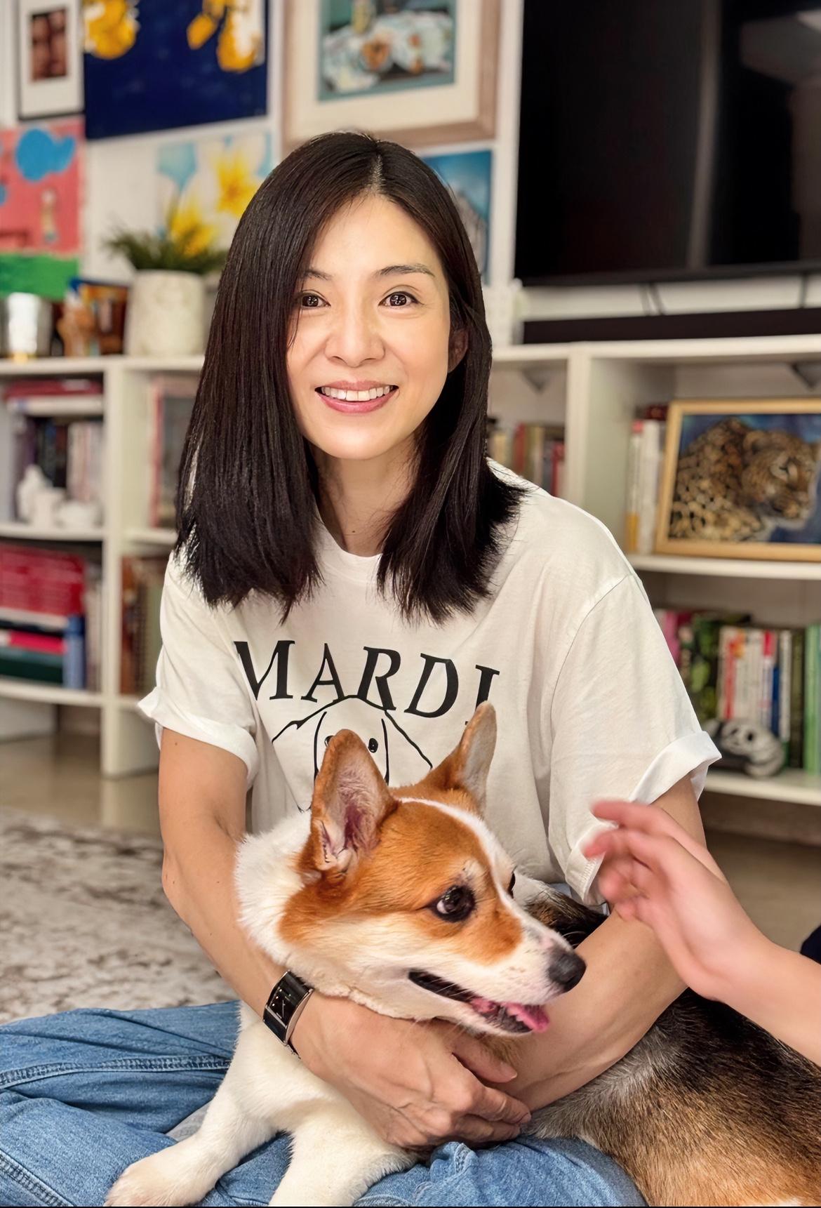 港星·美人|杨采妮
翻出一组杨采妮从上世纪至今不同时期的绝美穿搭照。
杨采妮的同