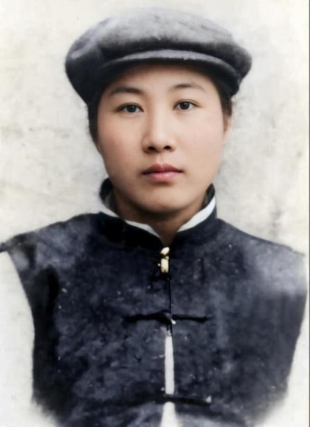 1905 年 秋瑾归国后常年身着男装行走市井，摒弃晚清女子拘束模样。她骑马奔走各