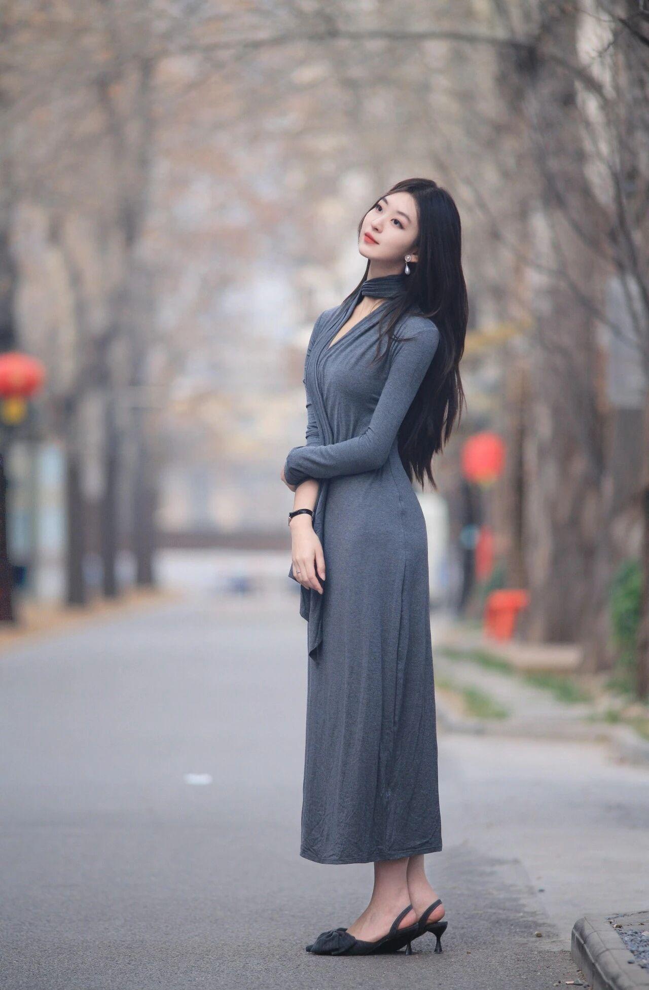 什么样的穿搭可以成为气质女神?小姐姐身着深灰垂感长袖长裙，荡领设计温柔随性，勾勒