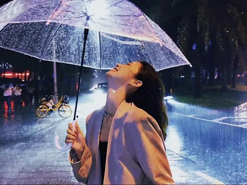雨下的好突然，我淋湿了翅膀