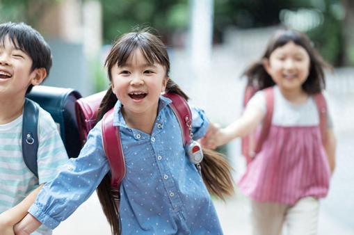 小学在校生骤降406万！一天关22所学校，中国人终于不用卷了？


2025年，