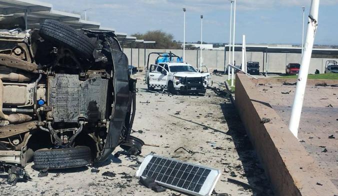 墨西哥毒贩伏击政府军，轻重武装一起开火，现场死伤惨重尸横遍野！2026年2月22