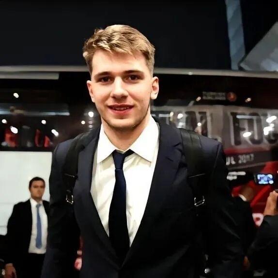 【NBA官方公布2026年全明星首轮投票结果】湖人球星东契奇以1249518票斩