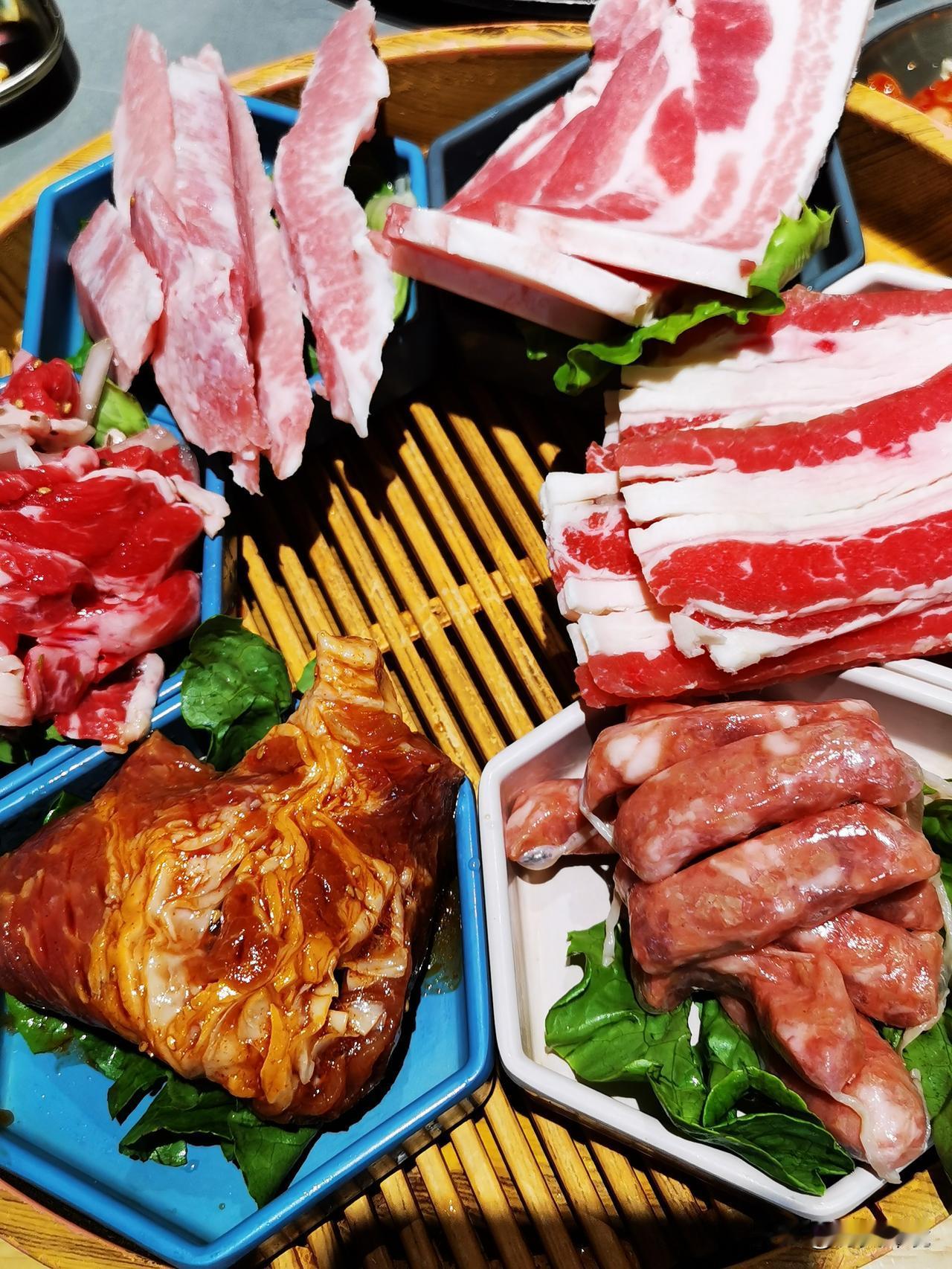 品尝韩式风味烤肉

去长白山世界地质公园旅游观光后，回到住宿地，二道白河镇。
