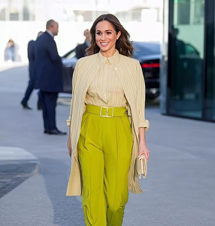 梅根这一造型，确实可以打高分了！
为何？
两个优点！
一是，很契合她的身材，搭配