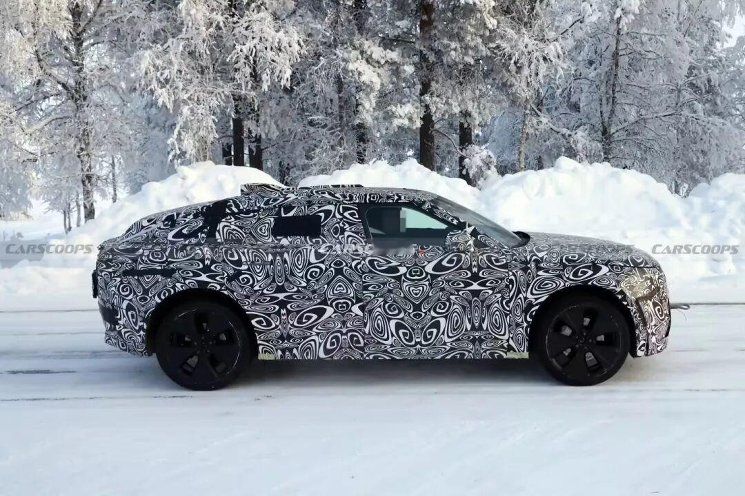 第二代揽胜星脉纯电版测试信息曝光，这次换代彻底放弃燃油动力，改动幅度远超预期。新