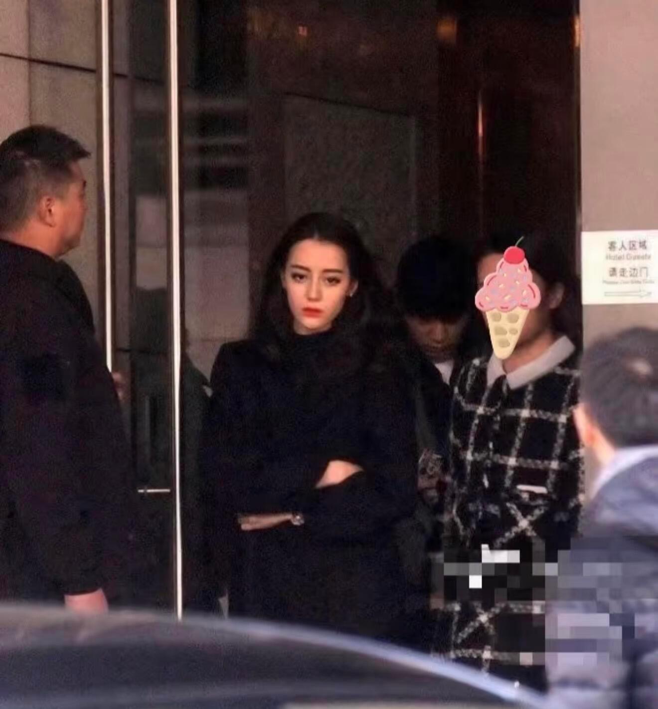 卓伟来了也是迪丽热巴站哥迪丽热巴卓伟来了也是站哥 看到早期卓伟拍的迪丽热巴，只能