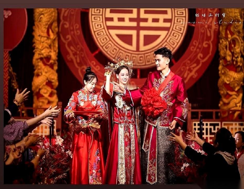 奥运冠军杨家玉，今天大婚。
镜头前，一辆车头扎满鲜花的劳斯莱斯缓缓停稳。
车门一