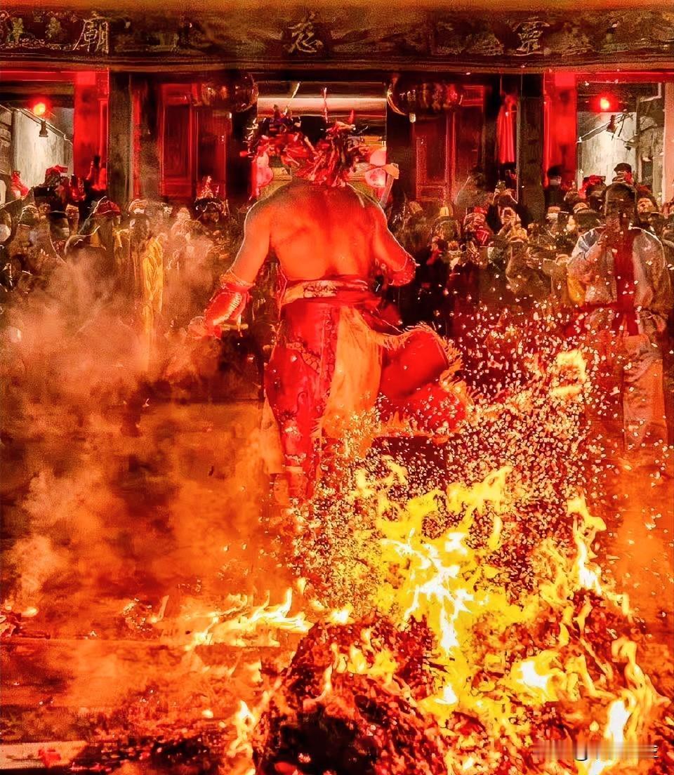 为什么到了过年，中国人执着祭祖？
点香火，烧纸钱，对神位烧香，跪拜磕头。
还要虔