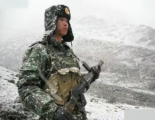 英雄赞！[威武][给力][心][鲜花]边防战士保国疆，刺骨寒风手握枪。暴雪来临君