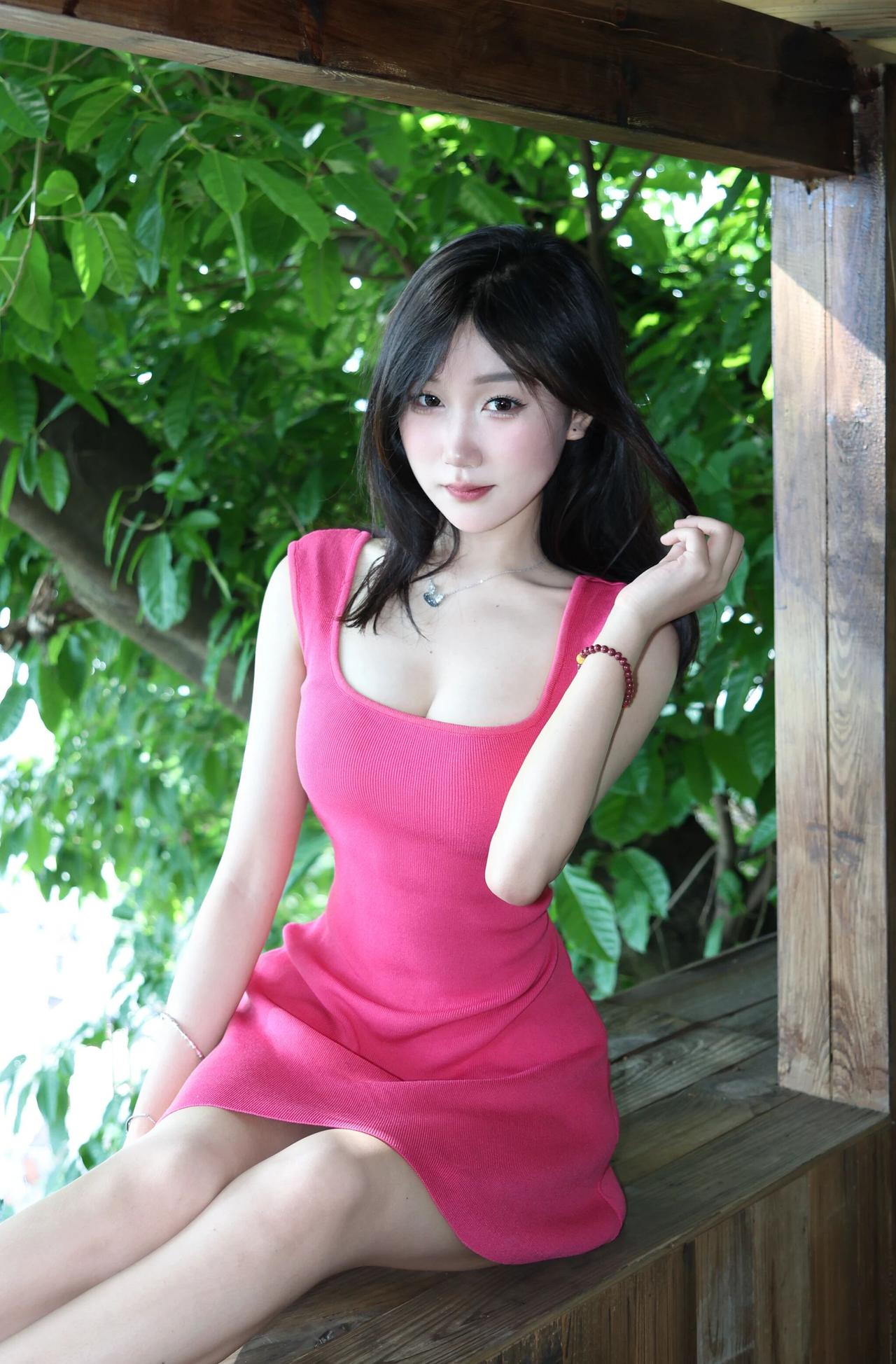 “绿树阴中见，红妆影里行”，这画面太美啦。让人想起李白那句“秦地罗敷女，采桑绿水