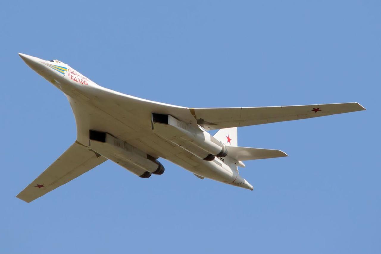 图-160“海盗旗”超音速战略轰炸机！：图-160轰炸机（俄语：Ty-160；北