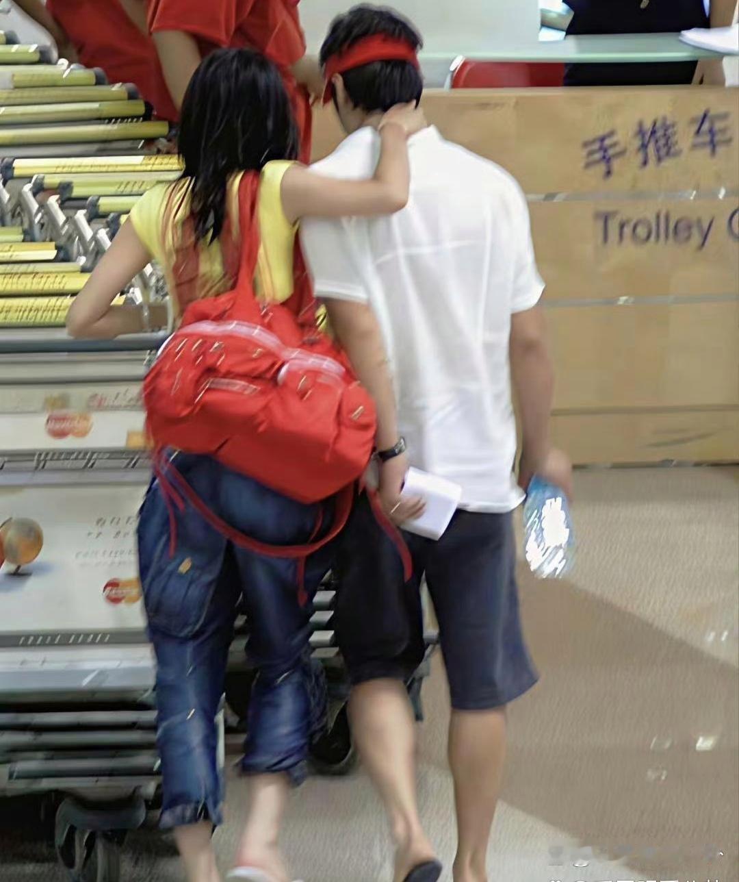 怀旧氛围感版本
2005年王菲和李亚鹏刚结束蜜月，刚落地机场就被镜头抓了个正着。