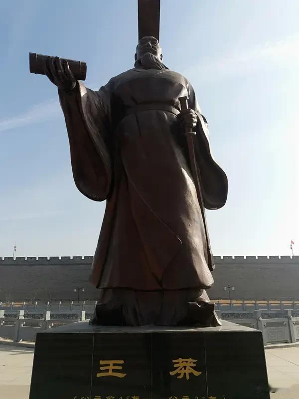 有没有可能，王莽真的想创造一个理想型的社会，只是因为时运不济，加上自己能力不足，