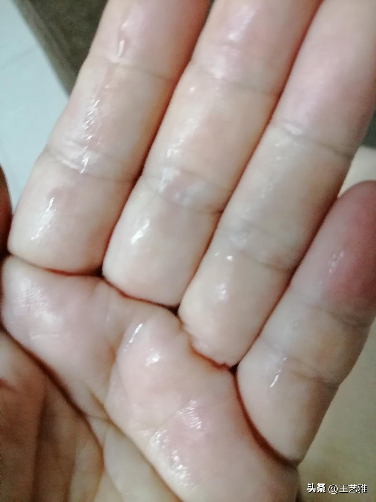 退休第571天，早安。

这两天，我的外套湿了一件又一件，总感觉皮肤在往外不停“