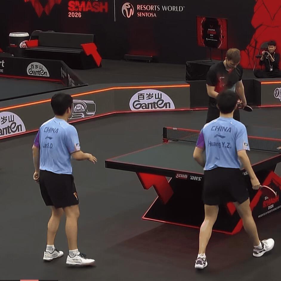 他俩跳的还挺一致 