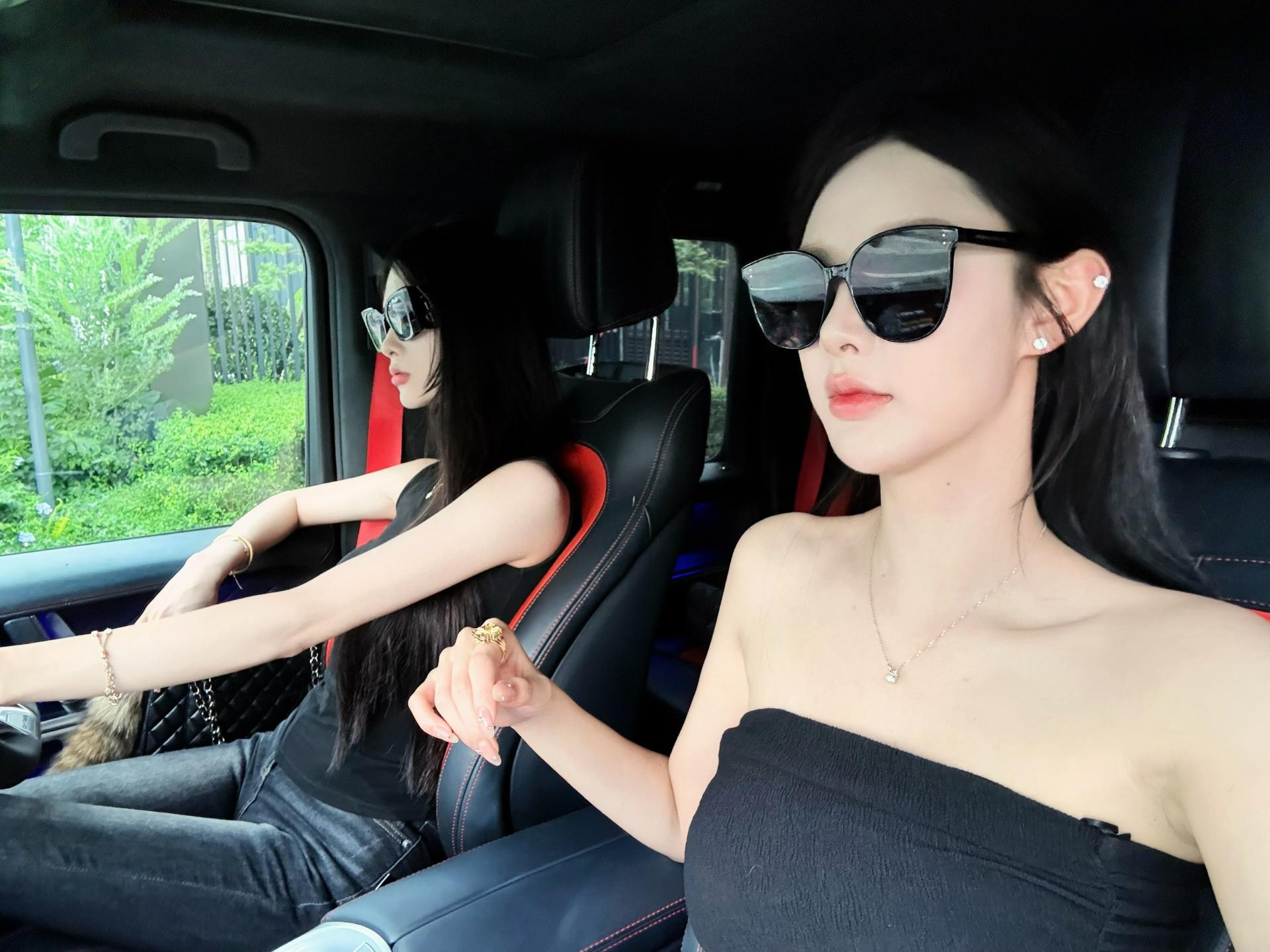 些许风霜 姐俩衣角微脏