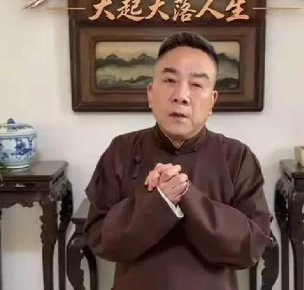 杨议发视频给观众道歉了

前几天还笑话老郭呢，转眼轮到自己了，看来做人还是得厚道