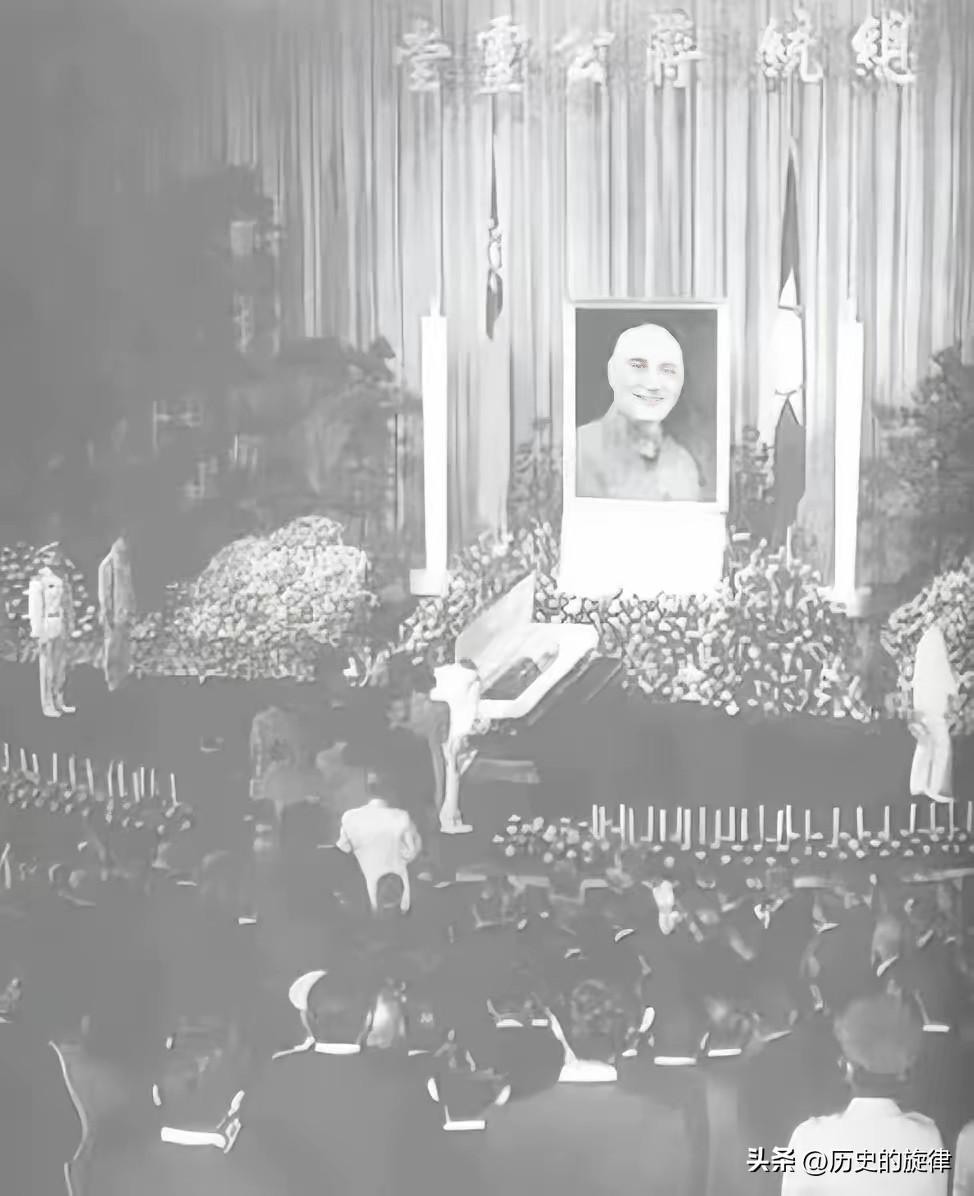 70岁关麟征赴台吊唁蒋介石，掩面痛哭背后，藏着黄埔老将半生的无奈
 
1975年