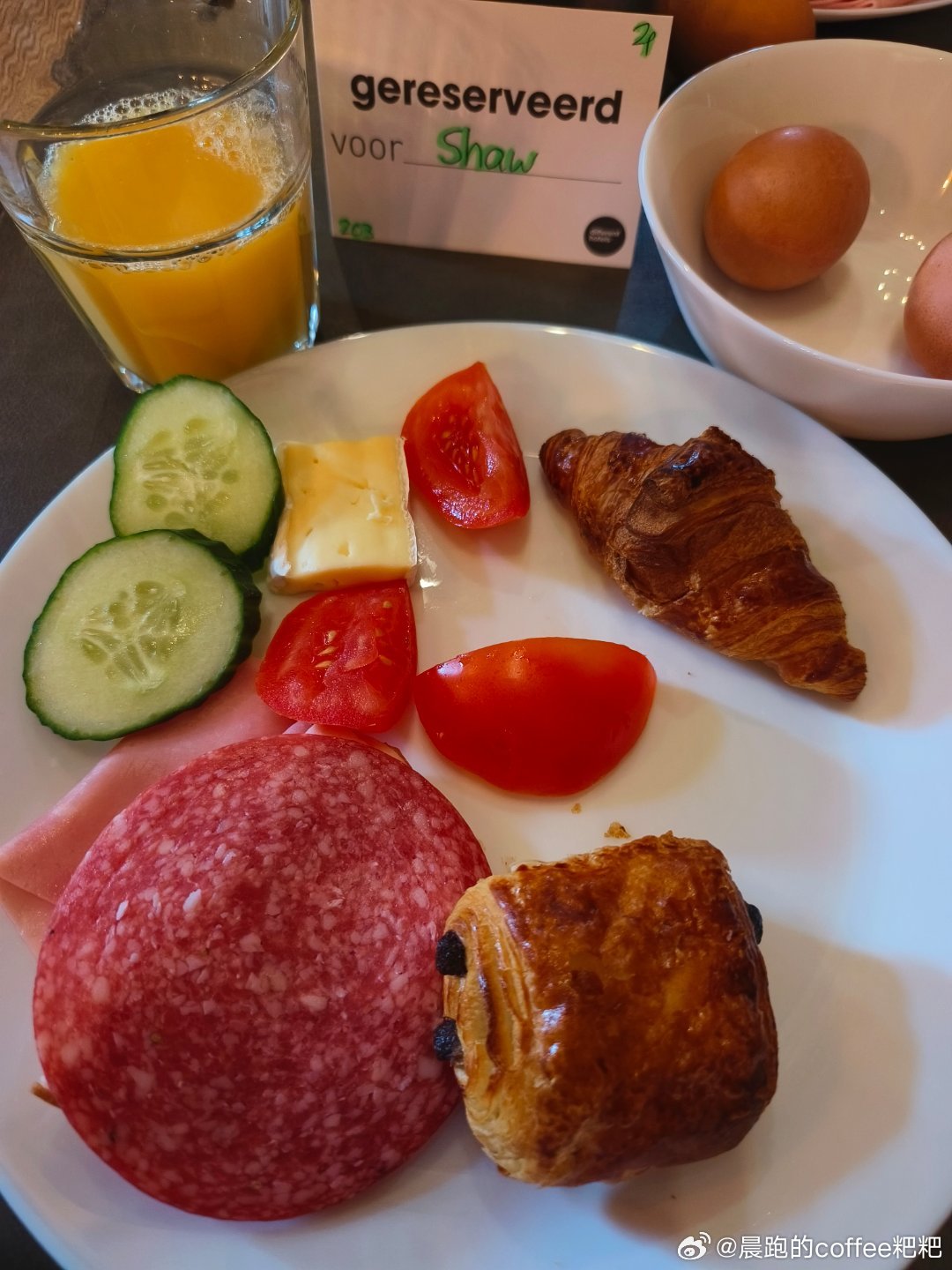 早晨吃饱为了搬砖。中午客户请我吃饭，我付钱。结果吃了一盘生牛肉，主食配薯条。吃饭