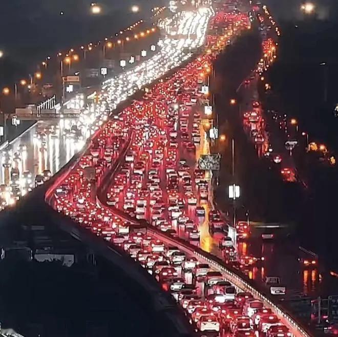 盛况空前的国庆节返程车流迎来高峰，真的是如潮水般涌来[祈祷]

不想多说，既然是