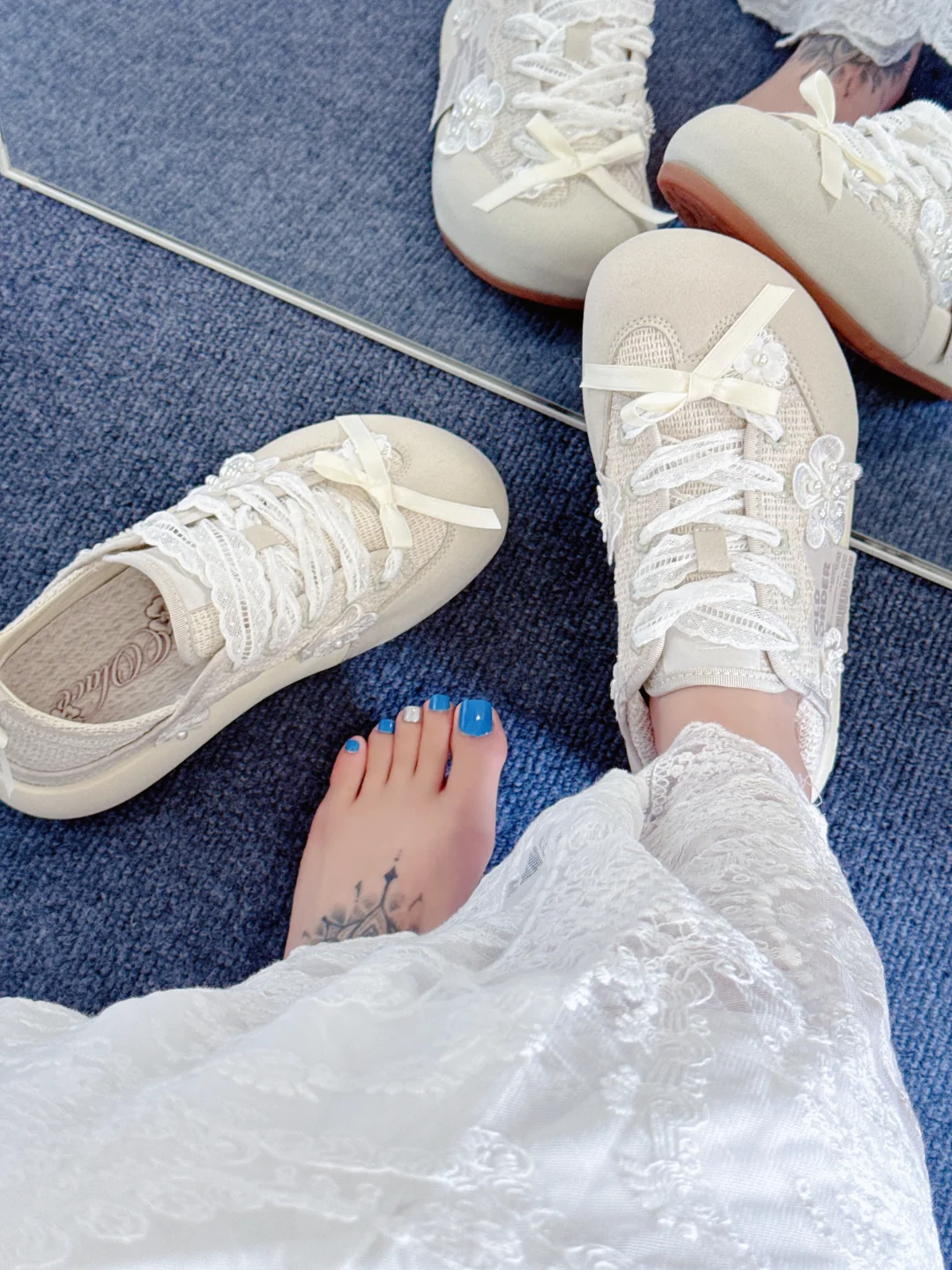 今天蕾丝鞋配蕾丝裙