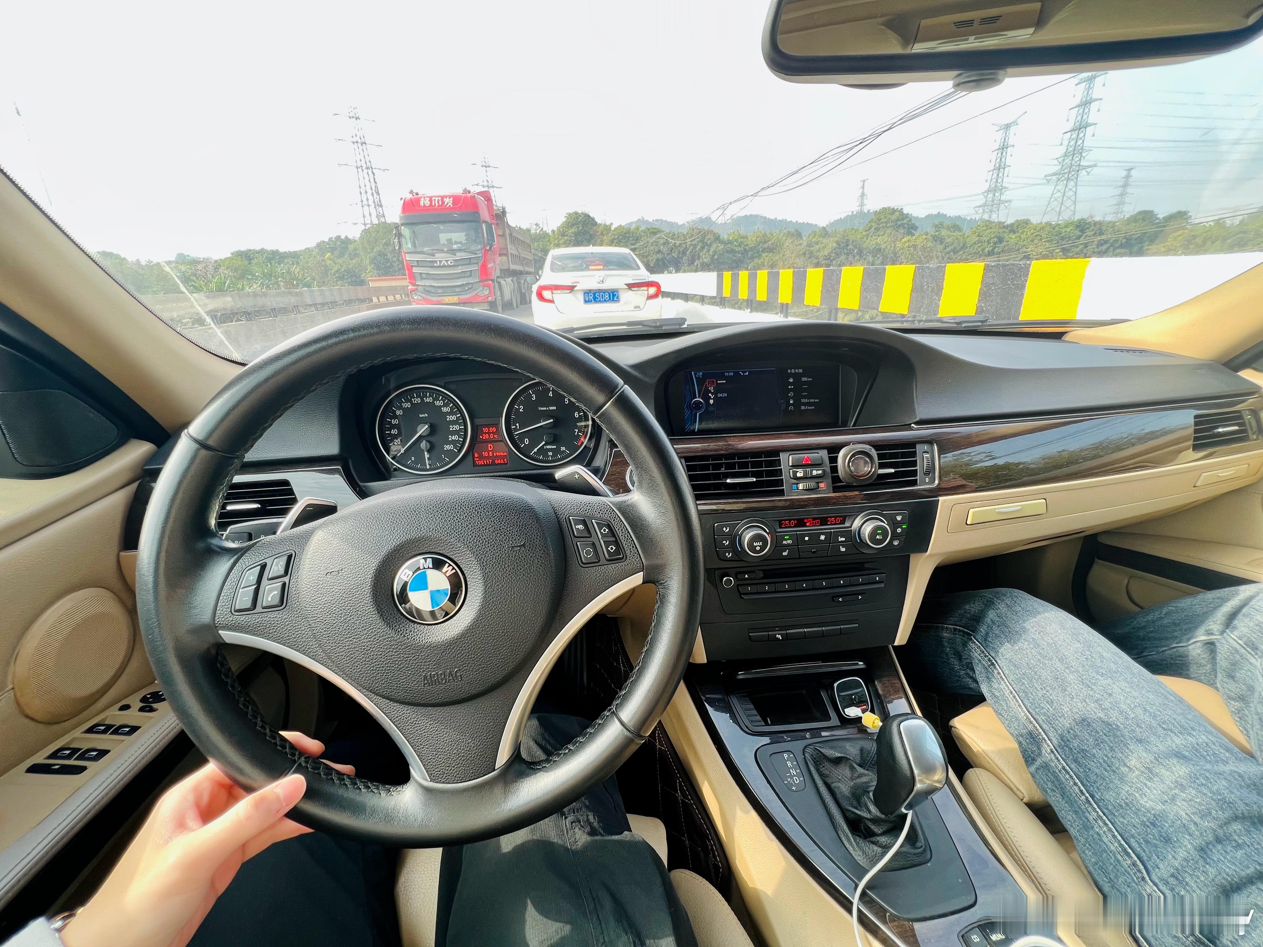 电子助力转向的E90真的算是在驾驶操控层面上没有槽点的车，座椅完全把人夹住，人机