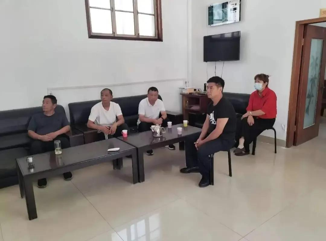 妇女主任是参会全体人员中，唯一一个戴口罩的。

按说，以当前的大环境而言，戴口罩