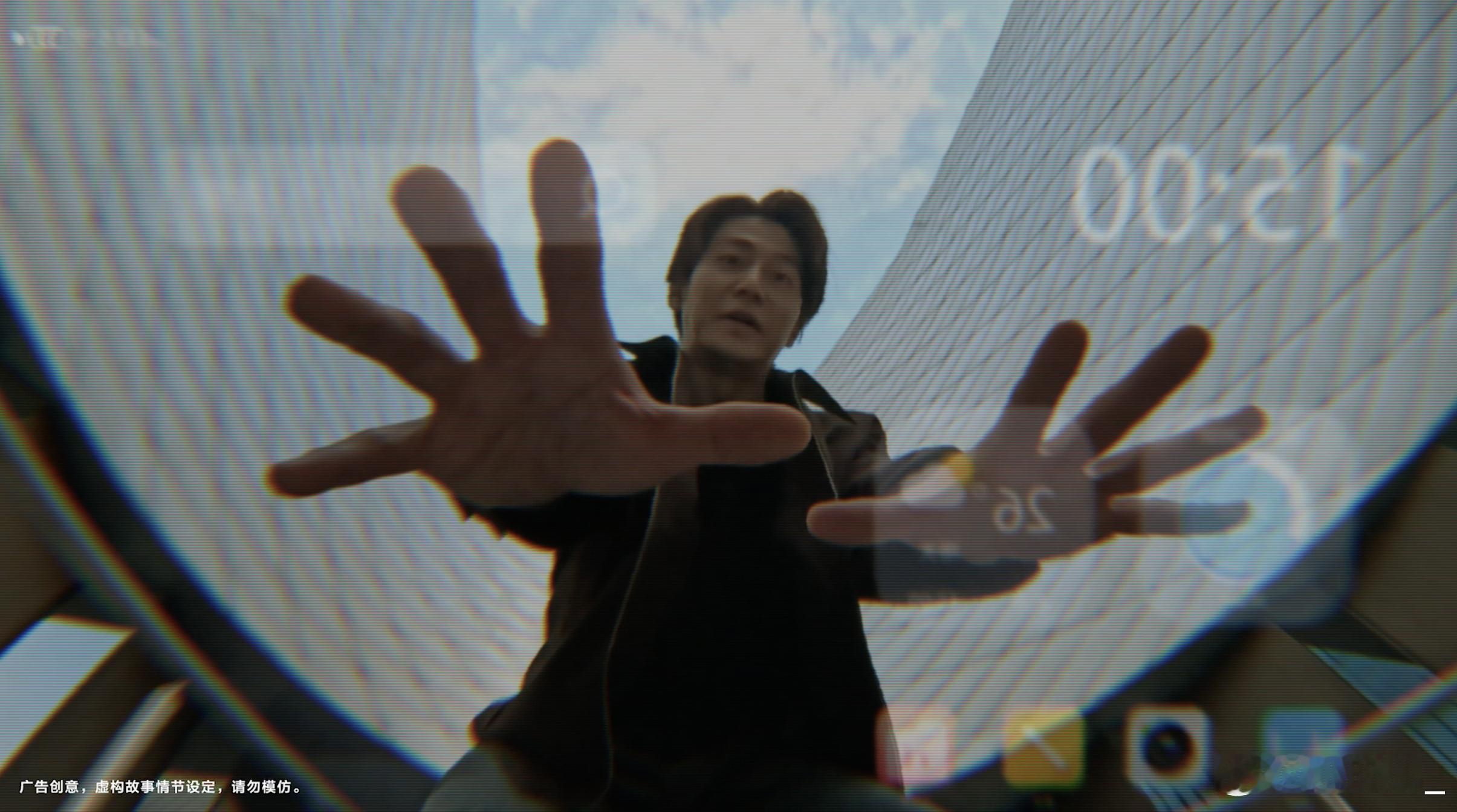 屏幕质感绝了！玄武架构加持下取消偏光片，正午阳光下看得清清楚楚。内屏通透色彩正，