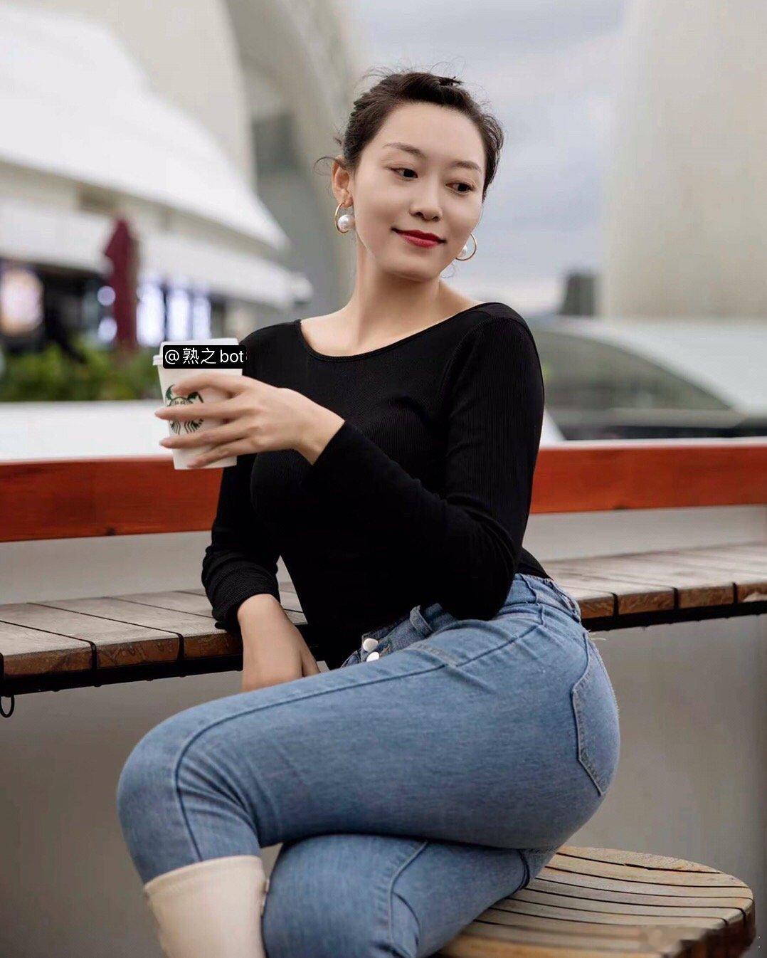 牛仔裤阿姨身材一级棒 ​​​