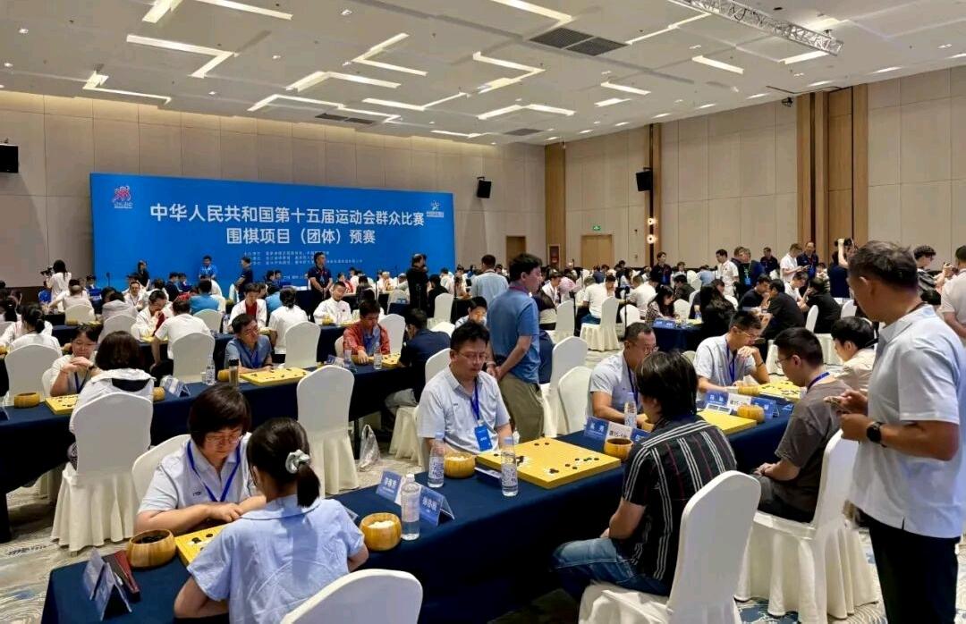 争进九强~全运会围棋团体预选赛场面激烈

上海队一马当先

15届全国运动会群众
