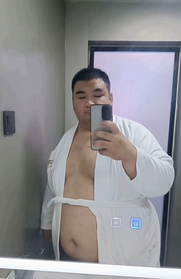 身边不缺女生 但如果你们真心想认识一下我  愿意给你们个机会 