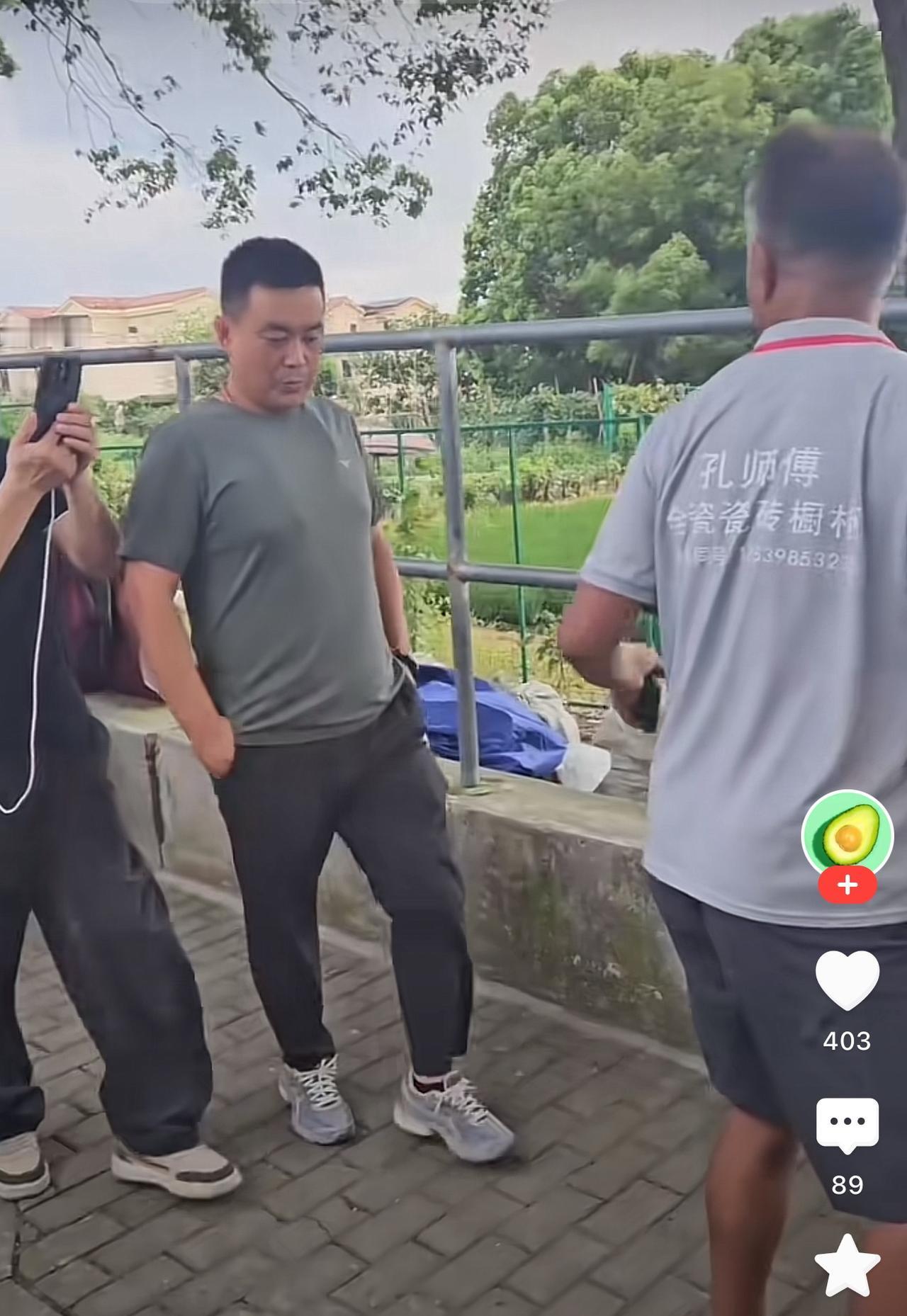 流浪大师沈巍再度爆红，每天到青浦去看他的粉丝络绎不绝，这个世界就是这样的，只要一
