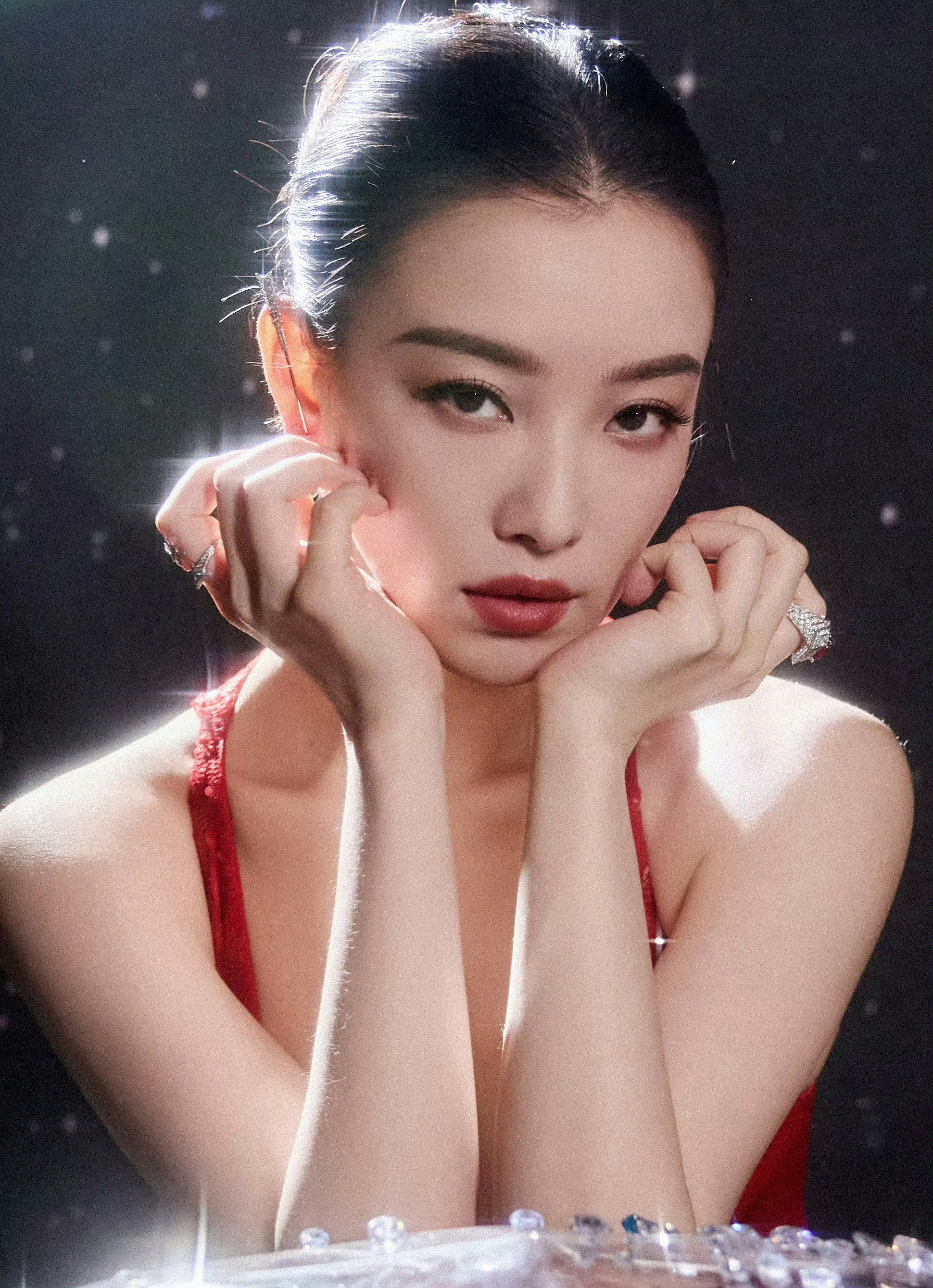 倪妮 × 2025 微博之夜 内场造型大片 📸in Gucci 定制 倪妮白到