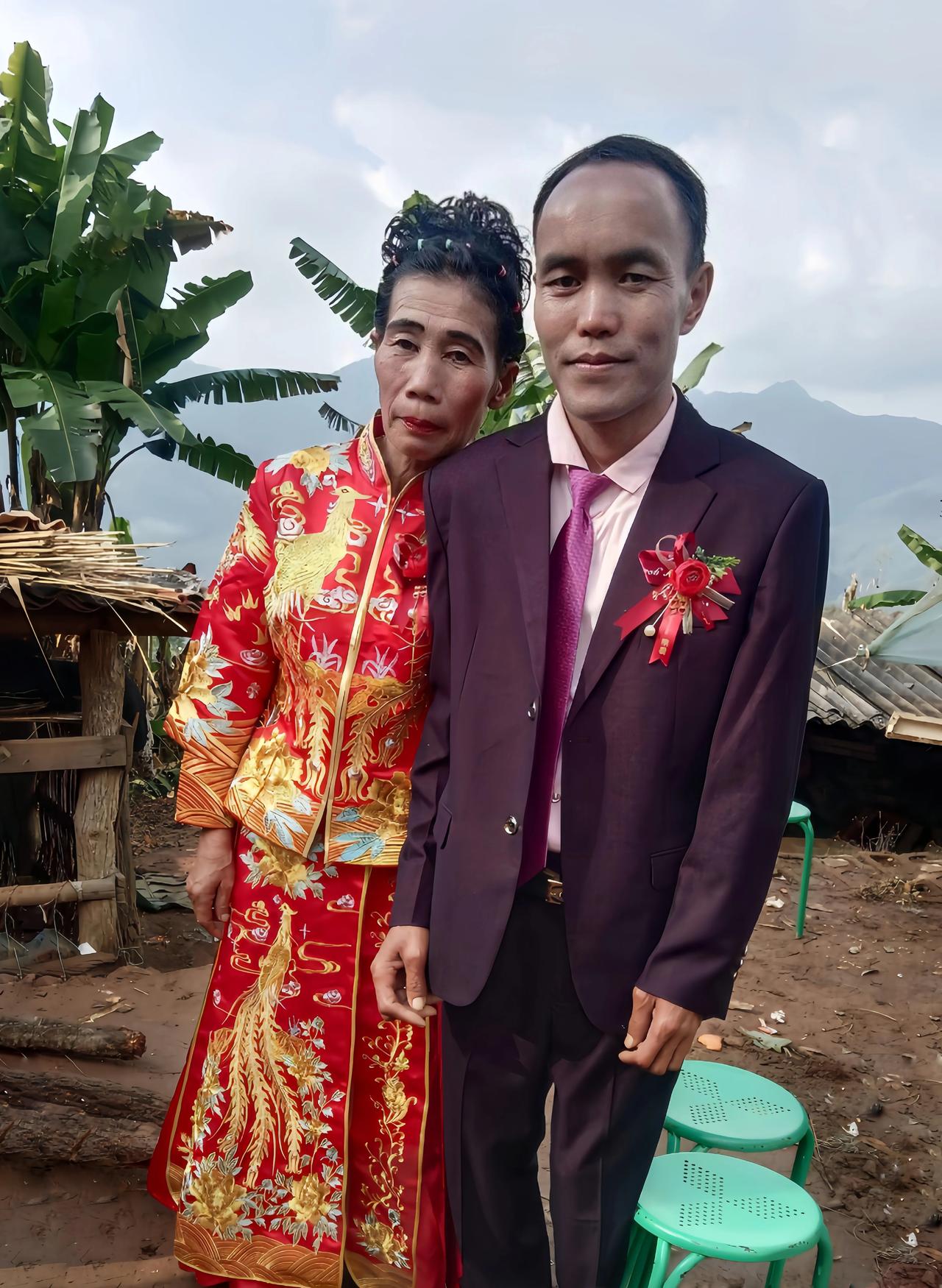 这是一对夫妻结婚时，在一起的珍贵留影。
照片中，这对夫妻已经快50岁，虽然年纪很
