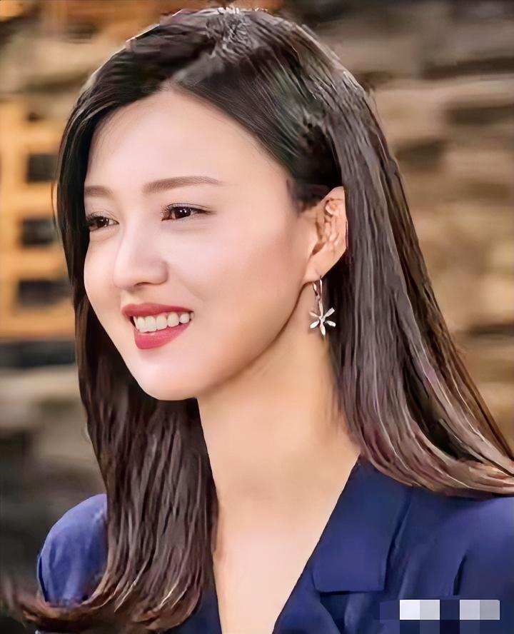 中国内地女演员，毕业于中央戏剧学院，代表作还有《落地，请开手机》《猎狐》等！我心