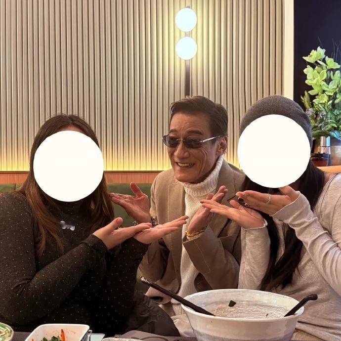 梁家辉主动和粉丝合影 有粉丝说偶遇梁家辉，在纠结要不要问合影时梁家辉自己走过来问