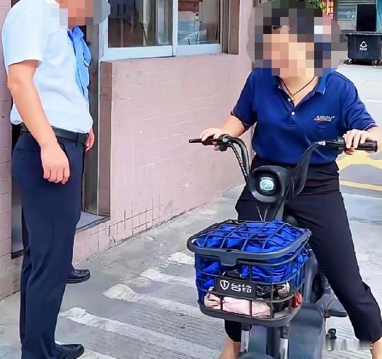 上海，一女子上班经常迟到，领导跟其谈话，女子又开始卖惨，说自己丈夫去世了，女儿患