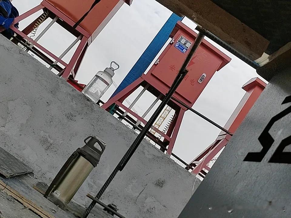 工地上十几个队，中午吃过午饭想午休都睡不肃静。因为别的工地上有木工加班的剧声，也