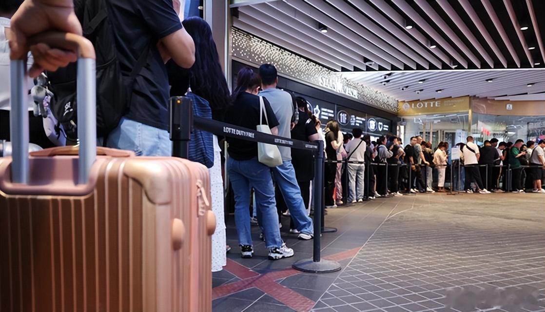 【两个月的免签政策效果太亮眼！能否延长？韩国旅游业界齐声说行】落叶飘在首尔街头的